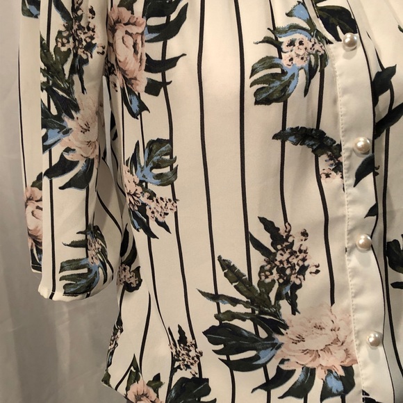 Daytrip Light Cold Shoulder Option Flowered Top - Picture 7 of 8